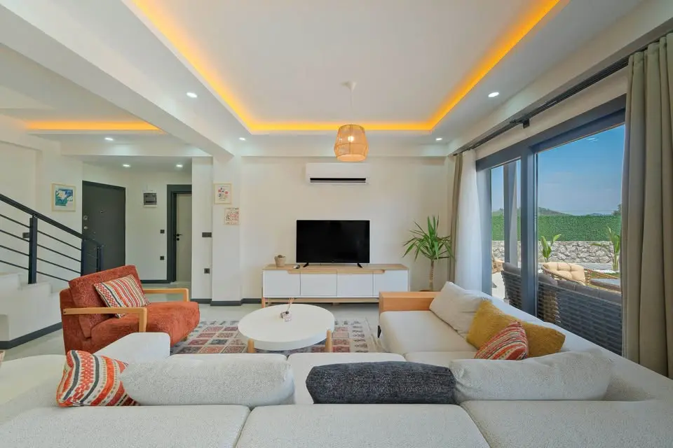 Spacious lounge